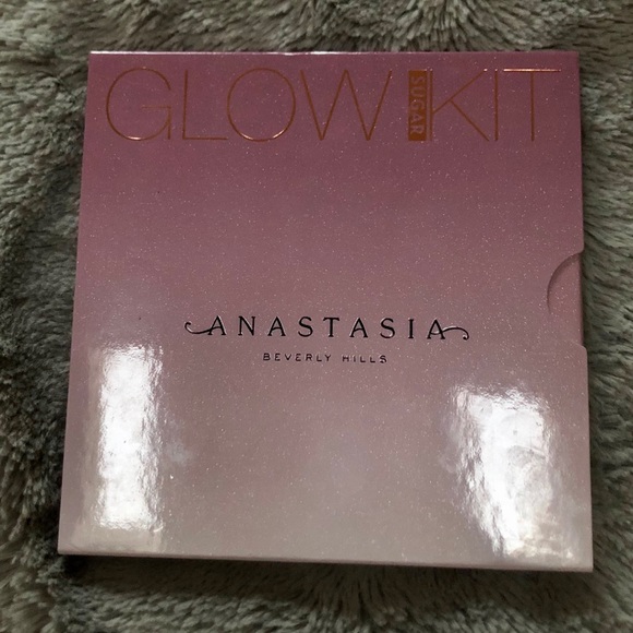 Anastasia: Glow Kit - Picture 2 of 6
